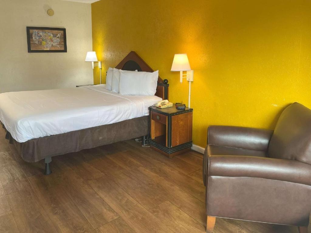 Econo Hotel 2*