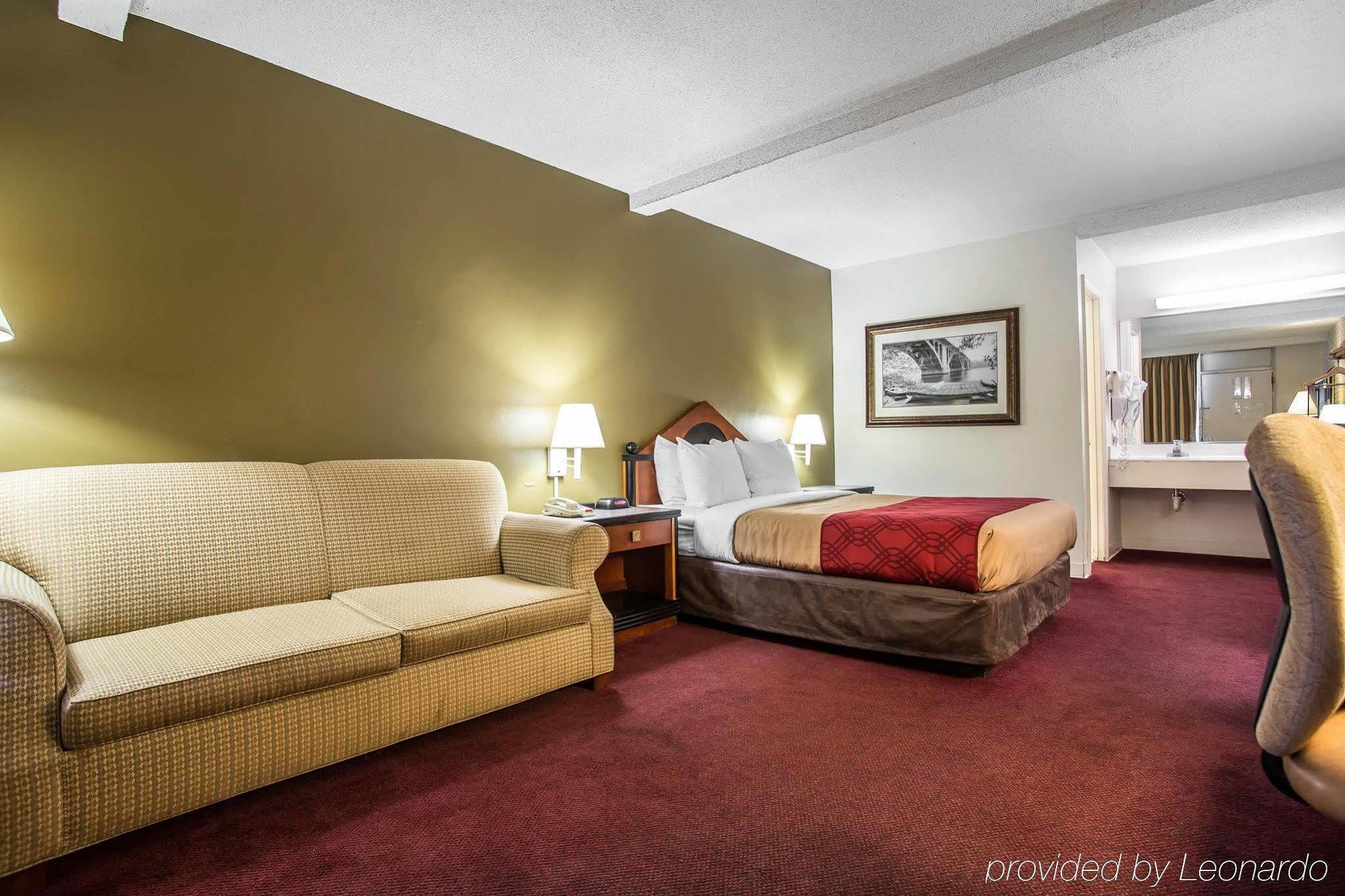 Econo Hotel 2*