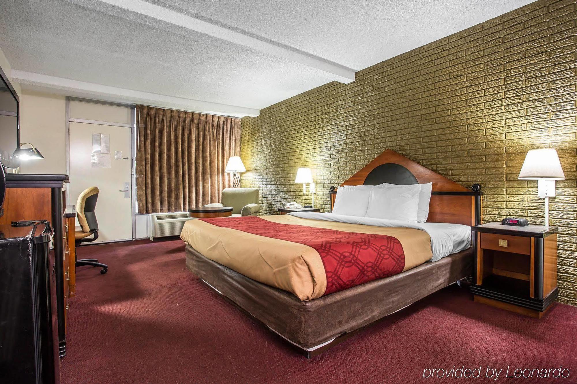Econo Hotel 2*