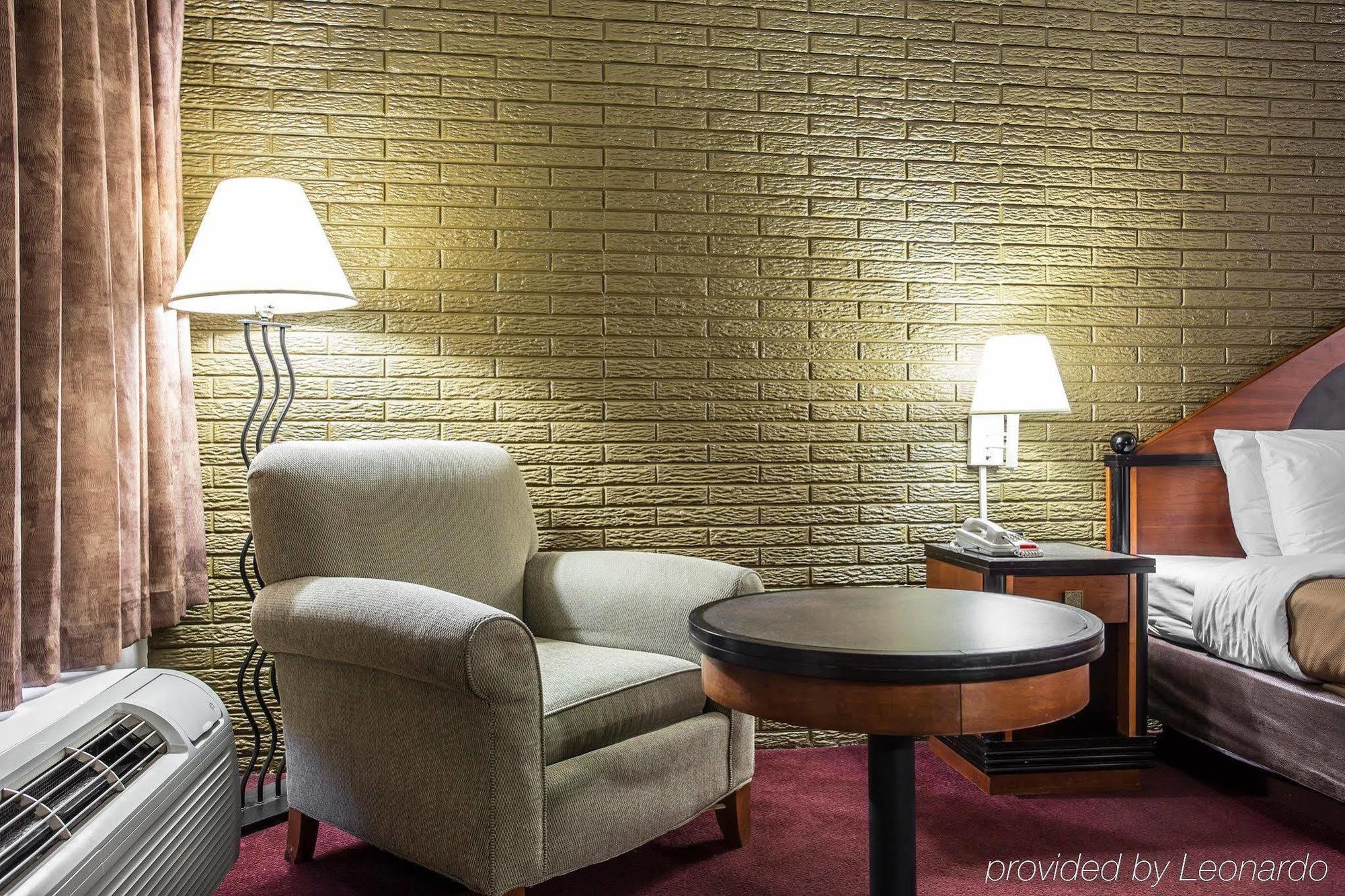 Econo Hotel 2*