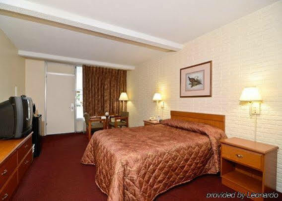 Econo Hotel 2*