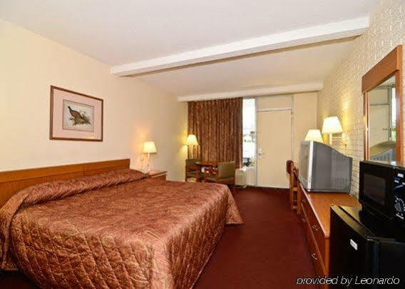 Econo Hotel 2*